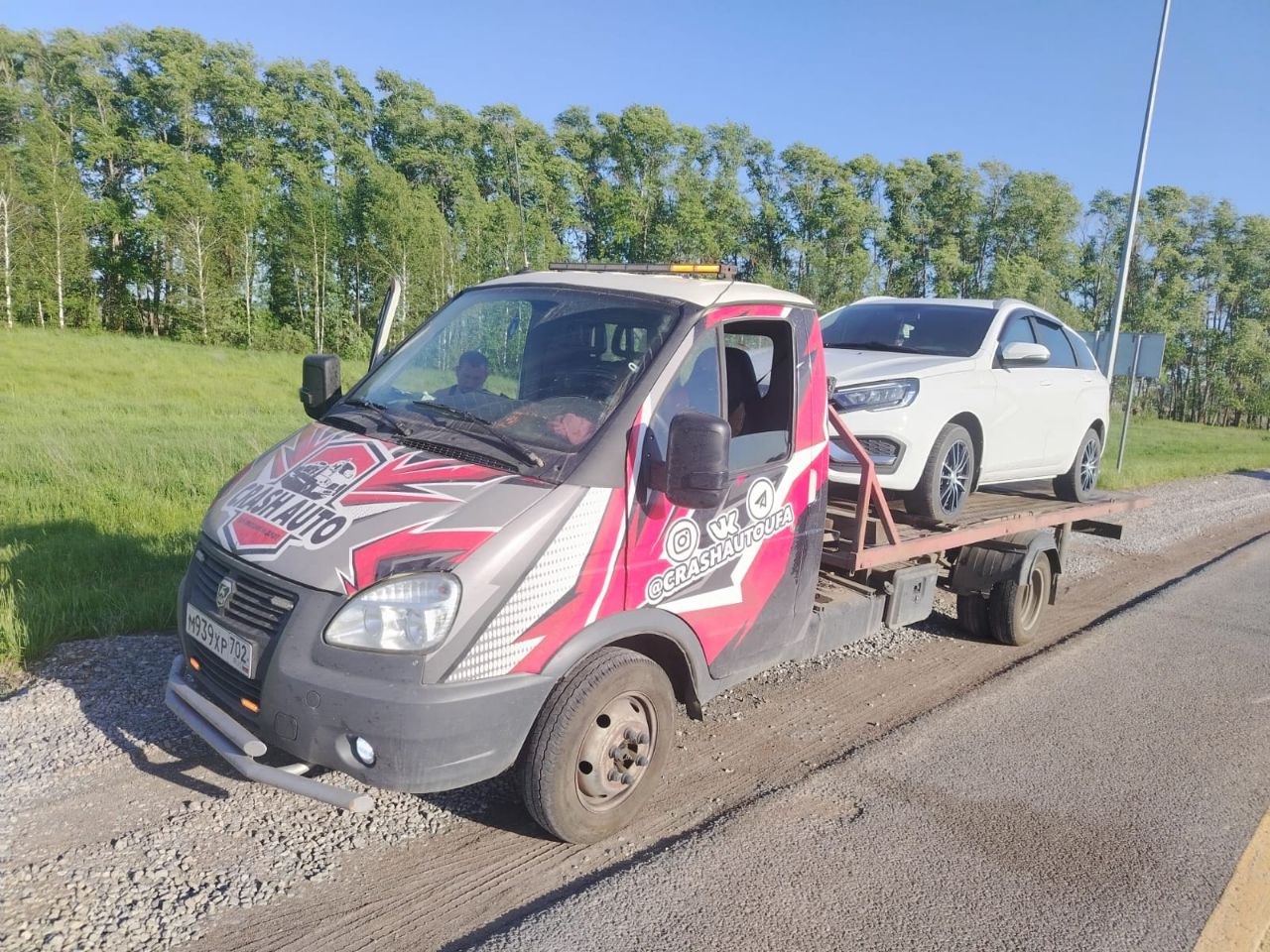 Эвакуатор вытягивает автомобиль из кювета в Уфе